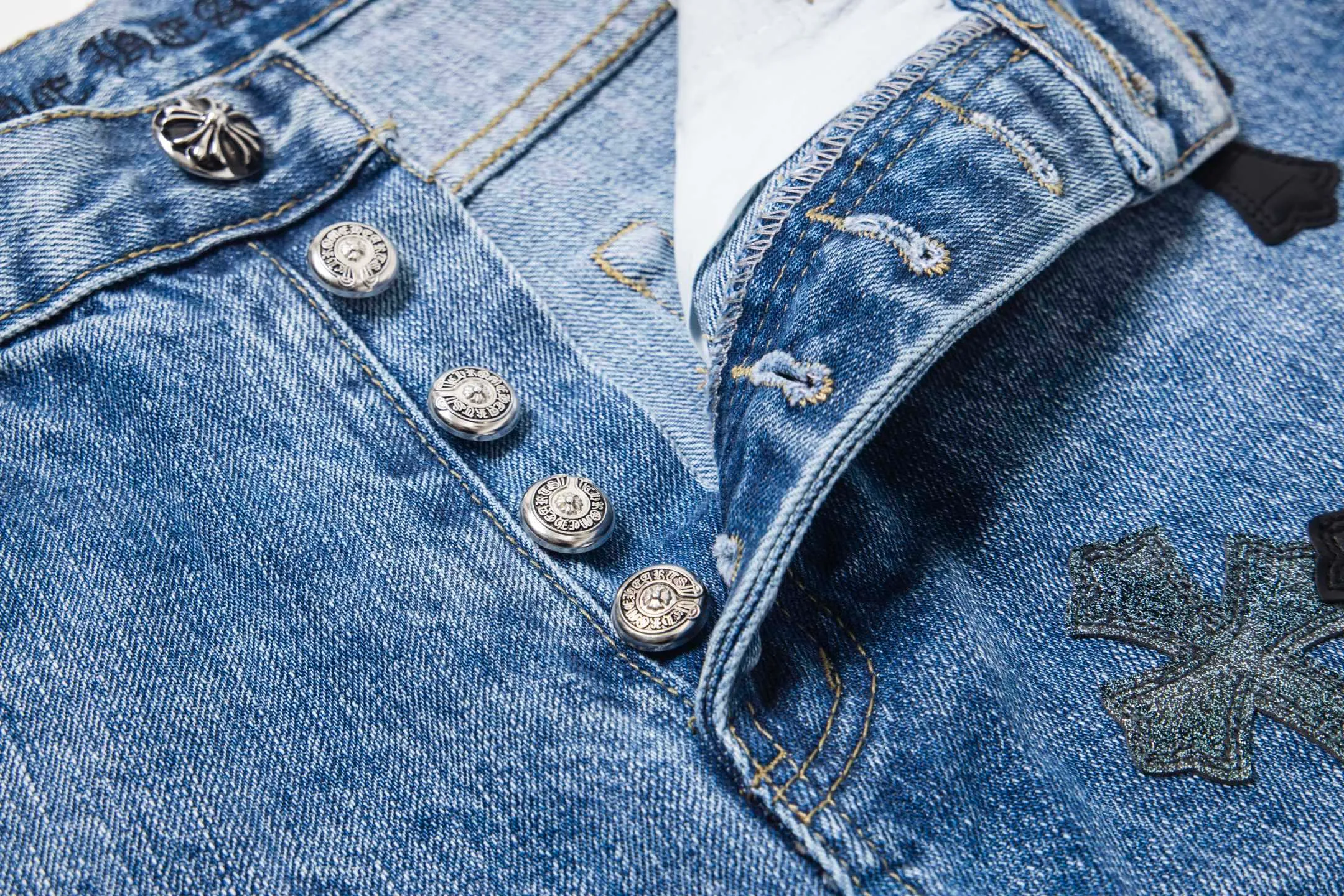 P280 High version (evergreen version) Chrome Hearts/Chrome Hearts 25FW CH starry sky leather cross bamboo jeans adopt starry sky themed leather elements, mostly in the shape of a cross, with glitter on the leather surface. Unique design with simple and elegant details, exquisite workmanship, neat lines and in-place details on the entire pair of pants! It’s also so cool that both men and women can easily control it. It’s a gender-neutral trendy up version. Style number: 1722# Color: blue Size: 28 30 32 34 36